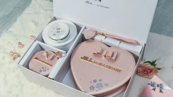 誰能抗拒粉紅色！CASIO TR Mini蜜粉盒自拍神器攜手JILL by JILLSTUART推出「櫻花粉限量組」