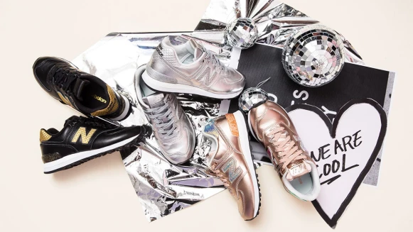 這雙玫瑰金跑鞋光芒太耀眼！New Balance全新推出三款金屬色Glitter Punk系列