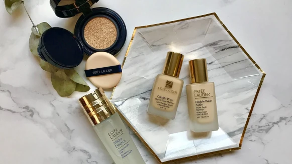 快跟乾巴巴的黯沉阿嬸肌說掰〜〜過年只要用DOUBLE WEAR 就能DOUBLE Shining！閃閃發光好氣色秘密就在這！