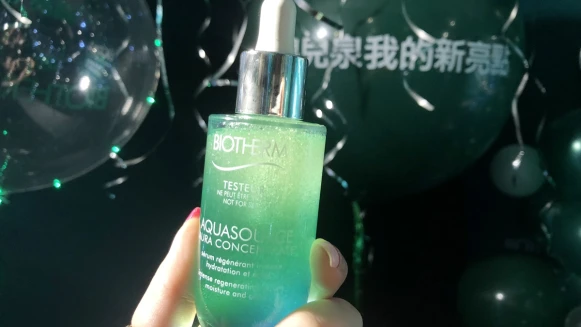 「搖一搖，好多保濕小泡泡冒出來」碧兒泉水光保濕雙精華，混和油與水讓肌膚水到發亮