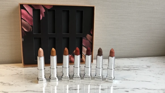 最好駕馭的金屬唇膏！Maybelline媚比琳「極綻色金屬霧光唇膏」每支都超百搭