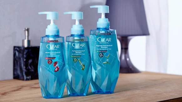 好想跟小S一樣盡情撥髮不飛屑啊!用了「鑽石小藍瓶」,隨時都感覺頭皮深呼吸、雪花退散~