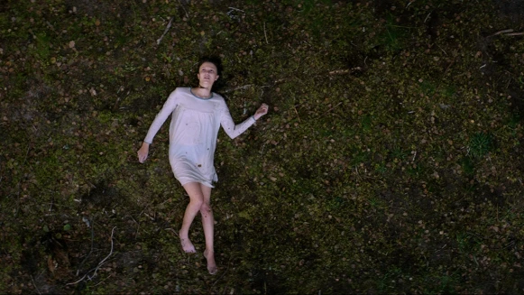 女巫在這裡！挪威超能力驚悚片《魔女席瑪》，詭譎又純愛的超自然童話