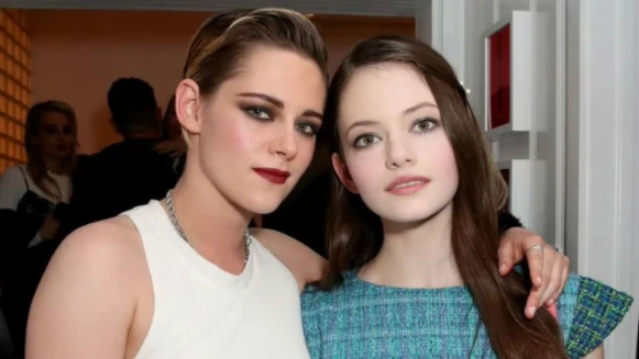 克莉絲汀史都華、麥肯基弗依《暮光之城》母女檔再聚首,「小芮妮思蜜」長大仙氣飄然不滅~