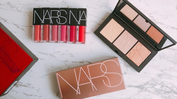 「這一盒打亮收進珍珠金、柔粉紅、玫瑰金絕美3色」還有迷你惹火唇誘禮盒，NARS三月限量彩妝太逼人