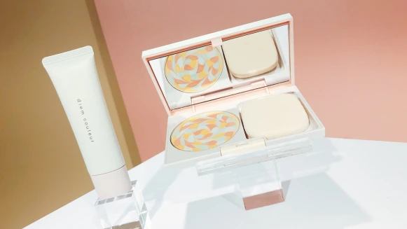 「彩虹般色彩好繽紛，但竟然不是蜜粉餅」POLA副牌花樣年華柔焦粉餅，一抹提亮膚色