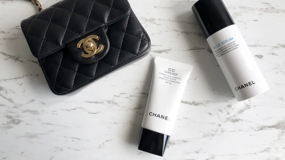 熱銷3百萬支的香奈兒CC霜再升級，加入了維他命C含量最高的超級水果一抹即化超保水