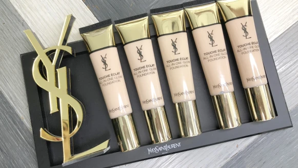 高達50%的水精華，抹在肌膚上會爆水！YSL將推全新水光感的超模輕裸光水粉底