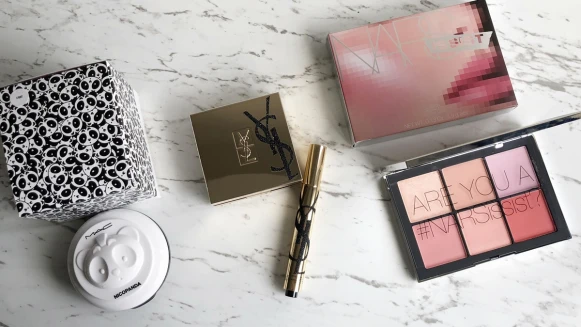YSL史上最美蕾絲氣墊經典Logo版、NARS六色頰彩盤、M.A.C熊貓氣墊粉餅…2018百貨母親節檔期最值得下手的彩妝(不斷更新中)