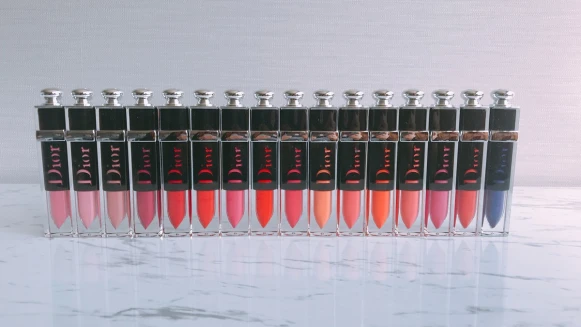 這支色度、彩度絕對是無人能敵得美！迪奧全新推出16色「癮誘超模漆光俏唇露」，帶著漆光#456玫瑰木色絕對要擁有
