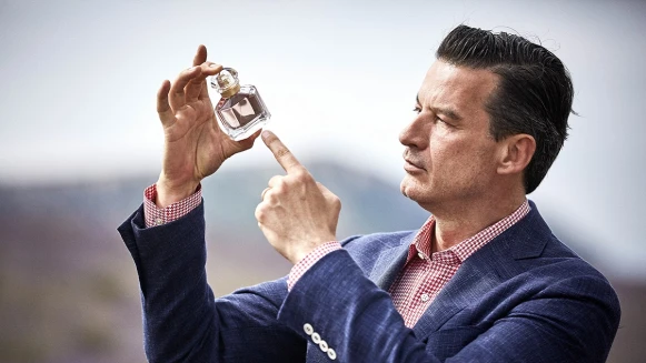 加了「牡丹」的新版裘莉香水蘊藏調香師巧思！每噴一次，都是一趟最美好的世界香氛之旅…