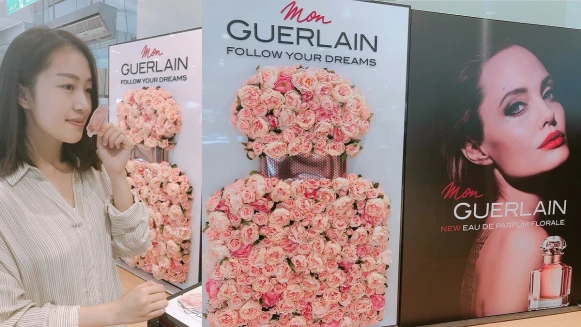 嬌蘭召喚眾網美！「隱形香水卡＋牡丹花牆」就是要妳靠櫃體驗全新香氛，跟美美花牆拍照啦～