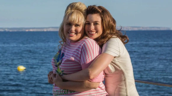 這個組合我喜歡！女神安海瑟薇攜手「胖艾美」瑞貝爾威爾森主演女版詐騙喜劇《The Hustle》