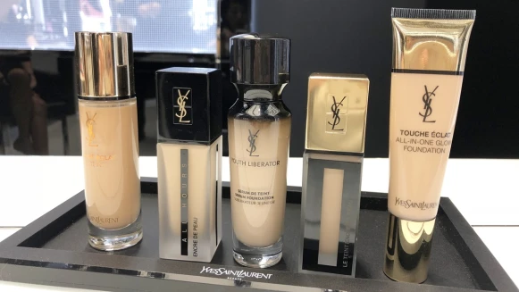 多了會爆水的超模輕裸光水粉底， YSL粉底液一口氣擴增成5款！水感、霧面、遮瑕度…特色完整解析大公開
