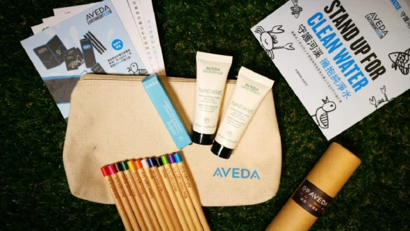 以環境永續為使命的AVEDA透過地球月「守護河溪彩繪組」，邀大家一起畫出心中的美麗河溪，一起愛地球! 