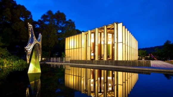 來到南投不只有日月潭、埔里酒廠！白天綠意盎然、入夜後浪漫到不行的「紙教堂」，你一定要來逛逛～