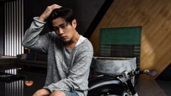 誰想和小帥弟一起去兜風?小小周 被老爸出賣的撩妹照,長大會肯定是高顏值帥哥!