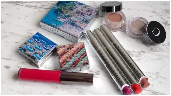 「水彩畫般夢幻色澤，像極了人魚鱗片光澤」香緹卡全新夏妝，美到令人屏息 的度假色彩！