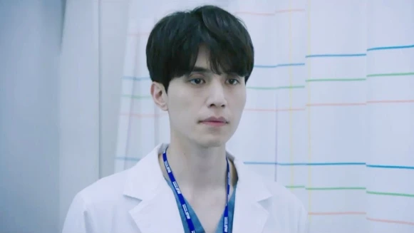 那樣迷人可以嗎?黑袍換白袍,李棟旭全新作品《Life》,韓國收視率破紀錄!