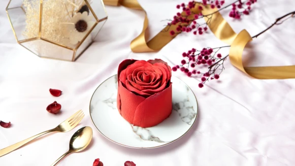 美到捨不得吃！Black as Chocolate 限量情人節玫瑰蛋糕~