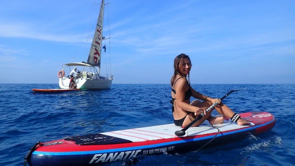 Mika謎卡帶路，「SUP立槳衝浪帶我抵達平常到不了的地方，從海上回望島嶼好美。」