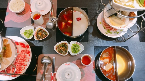 自己也能獨享的鴛鴦麻辣火鍋！這間從父母手中接棒再創新的「紅九九麻辣鍋」必點大腸、牛肚、牛筋等滷水招牌