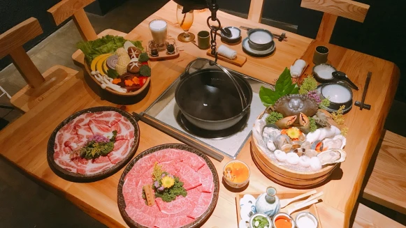 真的是饕客們才知道！位在台中的「暮藏火鍋」採用日本傳統圍爐裏，還有頂級和牛、鱈場蟹等新鮮食材