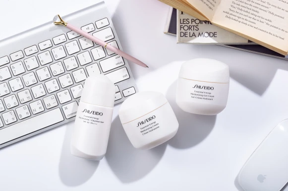 肌膚各種初老症頭，快跟M編一起用水潤清爽的「激能量」注入極大值保濕，瞬間裝嫩超簡單！