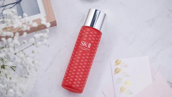 說到夢幻禮物、就不能不提它… 獻給追夢不懈的閨蜜，堅持自我、更要靠無敵青春露，一起用美肌陪妳追夢