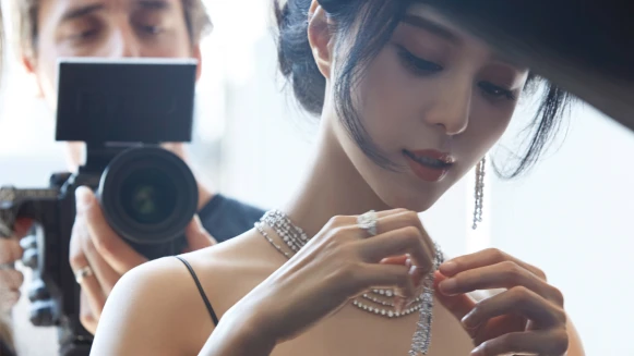 「完美女神」范冰冰再次美出新高度！以De Beers收藏家身分，用美麗與鑽石光芒，闡述生命中的重要時刻…