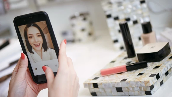 工作美、外出美、偷懶也美…許瑋甯的「女神光」時尚裸妝秘密是…