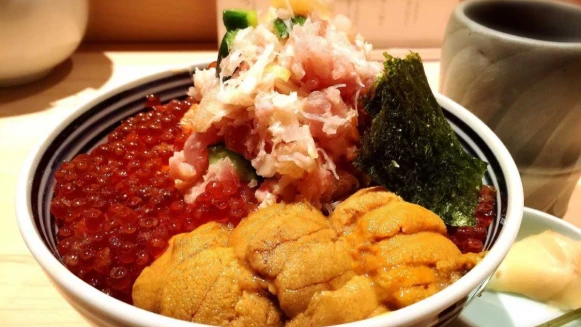 滿滿海膽、鮭魚卵...超澎湃的海鮮珠寶盒！飛東京必吃，「つじ半(TSUJIHAN)」海鮮丼登台，進駐微風信義