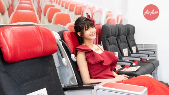 把機艙整個搬到信義區街頭！到AirAsia模擬機艙體驗登機除了有空服員在旁服務，還能獲得美味飛機餐