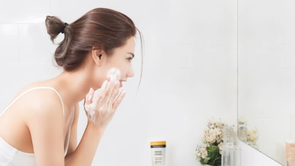 別再追求綿密的泡泡！洗臉、卸妝這3大迷思你誤踩了哪幾項