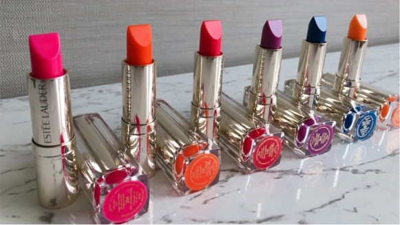 最強偽素顏唇膏！雅詩蘭黛「玩色戀愛啾咪唇棒」一口氣推出6支檸檬、櫻桃果香味的彩虹系護唇膏