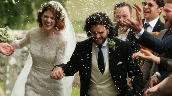 恭喜!《冰與火之歌:權力遊戲》瓊恩雪諾與女野人浪漫完婚,愛情長跑6年修成正果