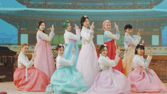 別再只是TWICE了!一定要認識,中毒旋律外加搞怪刀群舞的韓國女團MOMOLAND