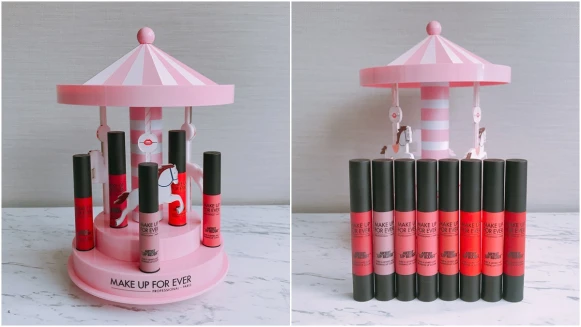 這座唇彩專用的旋轉木馬也太俏皮！MAKE UP FOR EVER專為亞洲推出10色柔霧感「藝術大師柔霧唇頰筆」