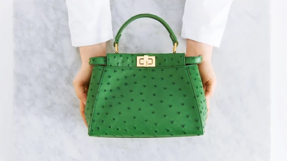 鴕鳥皮Peekaboo包這樣手工打造！FENDI推出全新奢華珍稀皮革包款