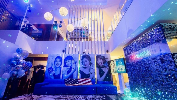 史上“齒”度最大的時尚Party！名人潮模派對放閃自信鑽亮笑容，原來就靠Crest牙齒鑽白神器來打造！