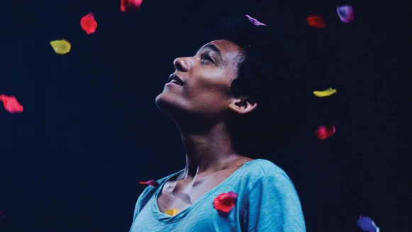 14歲男孩穿高跟鞋、畫紅唇...動人歌舞新片《男孩愛最大》,探索內心最真實的自己