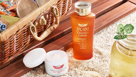 夏天就是要度假啊~But可怕豔陽讓肌膚又油又乾又容易黑…想守護美肌，就靠這經典兩瓶來修護！