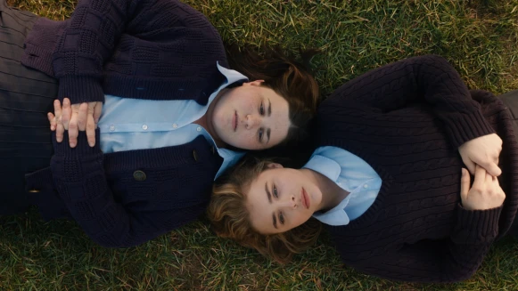 「我沒想過自己是同性戀...」超殺女克蘿伊摩蕾茲詮釋女同志，《她的錯誤教育》一趟坦然面對自我的過程