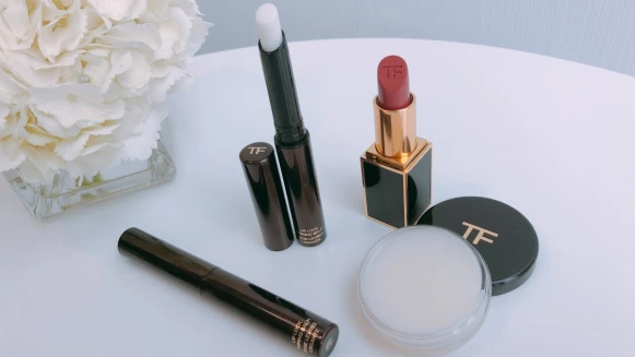 「最小分子的天然糖粒搭配5種植物油」TOM FORD首度推出唇部保養，小圓罐護唇膏抹去所有死皮 