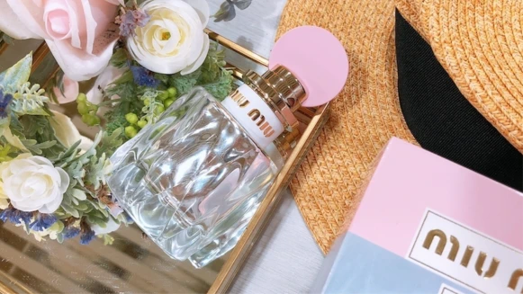 少女心無極限！Miu Miu全新「花園綺想精粹淡香精」換上復古粉紅系瓶蓋，清新中更添優雅