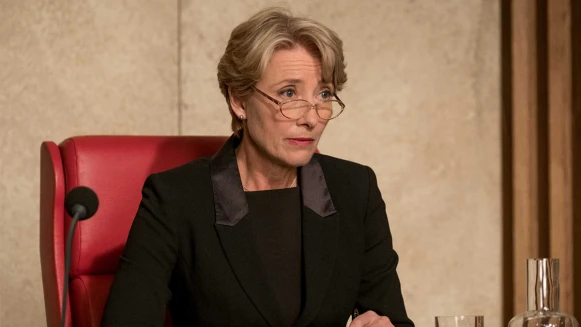 改編暢銷小說！艾瑪湯普遜《判決》遇上最為難的善良選擇，你的判決將影響他的一生