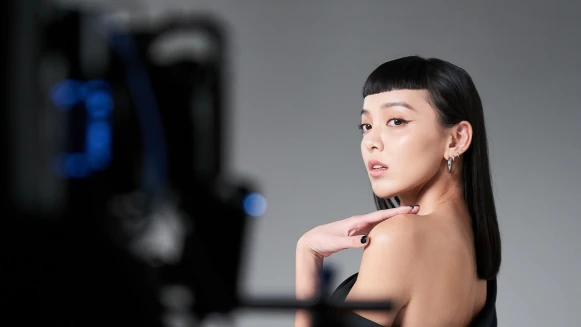 小女孩的褪變！每一次的完美演出，都是做足功課、下過苦工的成果！她的美連編輯都稱讚~