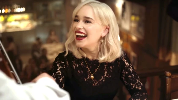 《冰與火之歌》龍母艾蜜莉亞克拉克 這麼會唱!演繹 D&G 香水廣告渾厚大氣嗓音,氣勢不輸線上歌手~