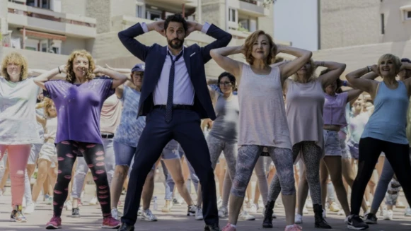 人生勝利組一秒變魯蛇!西班牙熟男帥哥主演《我的媽咪金搖擺》,讓地方媽媽幫你拯救生活