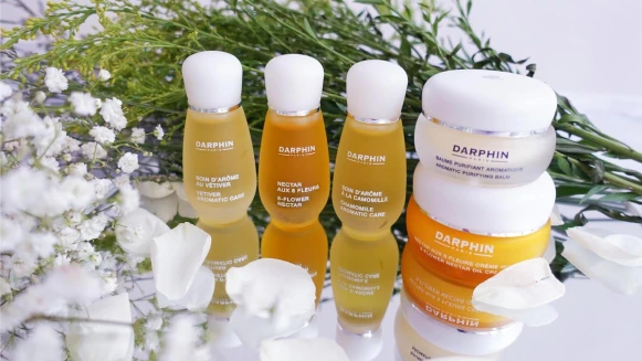 翻轉肌膚命運，不需求神問卜〜 美麗佳人美容編輯大公開！帶頭示範DARPHIN美容油如何使用最有效！